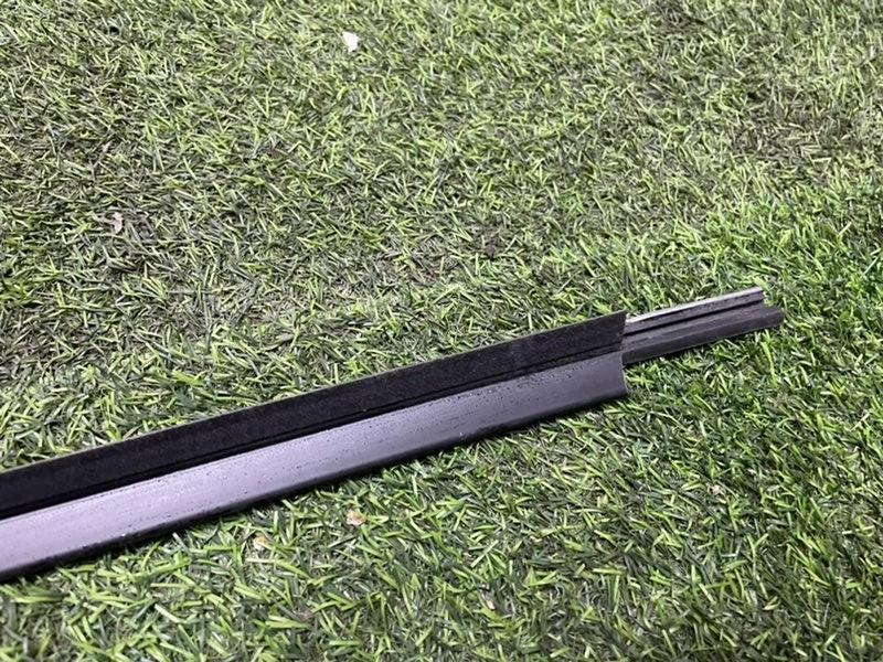 Уплотнитель стекла двери задний левый Granta