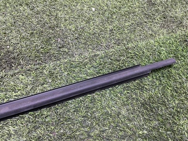 Уплотнитель стекла двери задний левый Granta