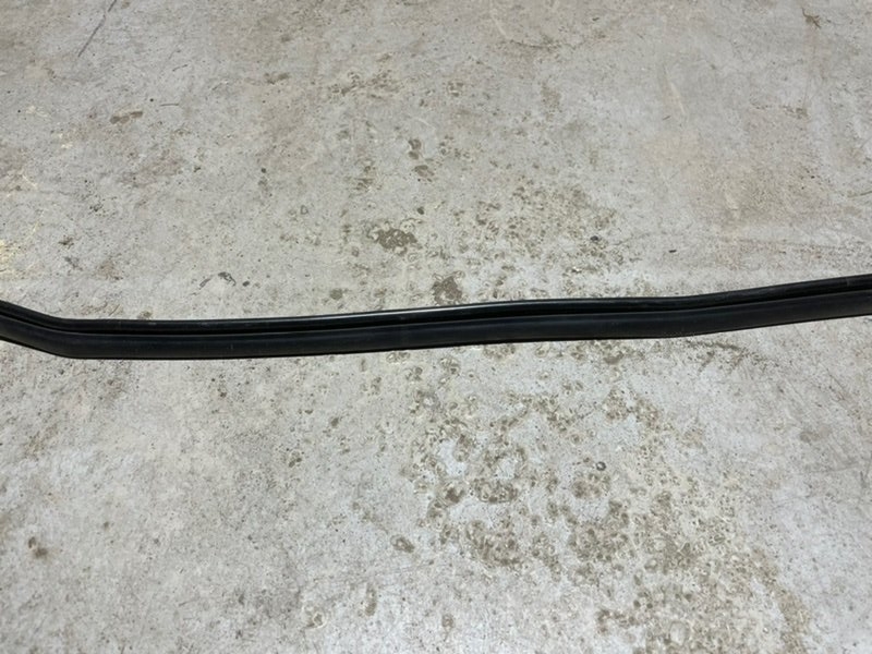 Уплотнитель двери передний правый BMW X5M F95 Уплотнитель двери передний правый BMW X5M F95