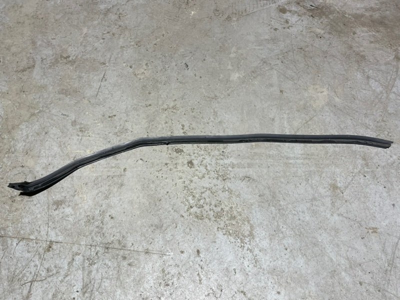 Уплотнитель двери передний правый X5M 2021 F95 Уплотнитель двери передний правый X5M 2021 F95