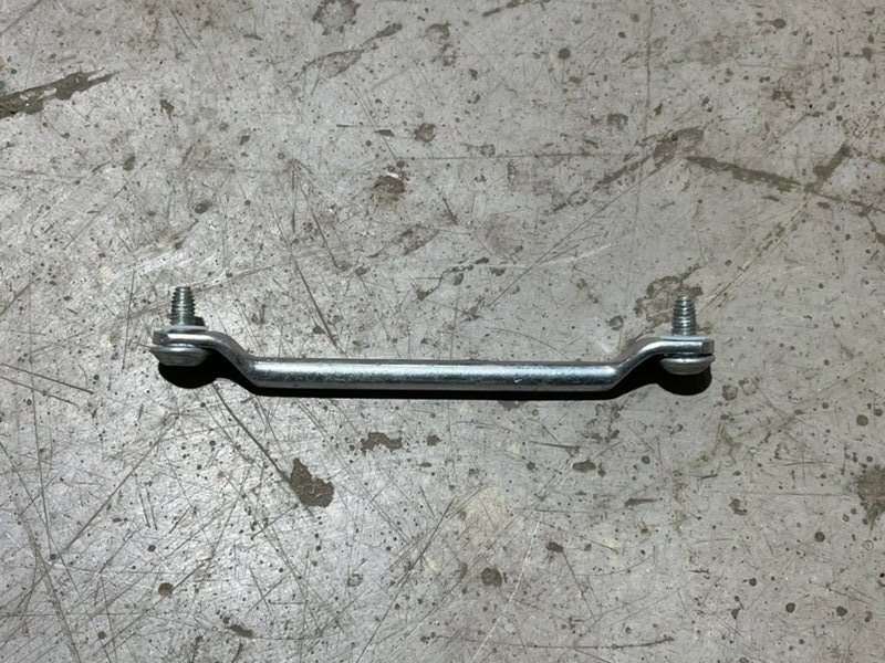 Запчасть скоба крепежная BMW X5M 2021 F95 72117271542 Б/У Скоба крепежная BMW X5M 2021 F95 72117271542 Б/У