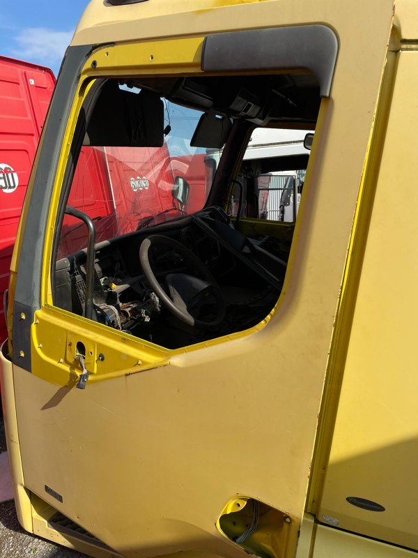 Кабина Renault Premium (б/у) Кабина Renault Premium (б/у)