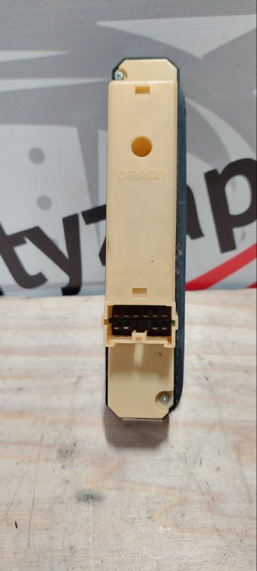 Блок управления стеклами передний правый JIMNY 2006 JB23W K6A-T Блок управления стеклами передний правый JIMNY 2006 JB23W K6A-T