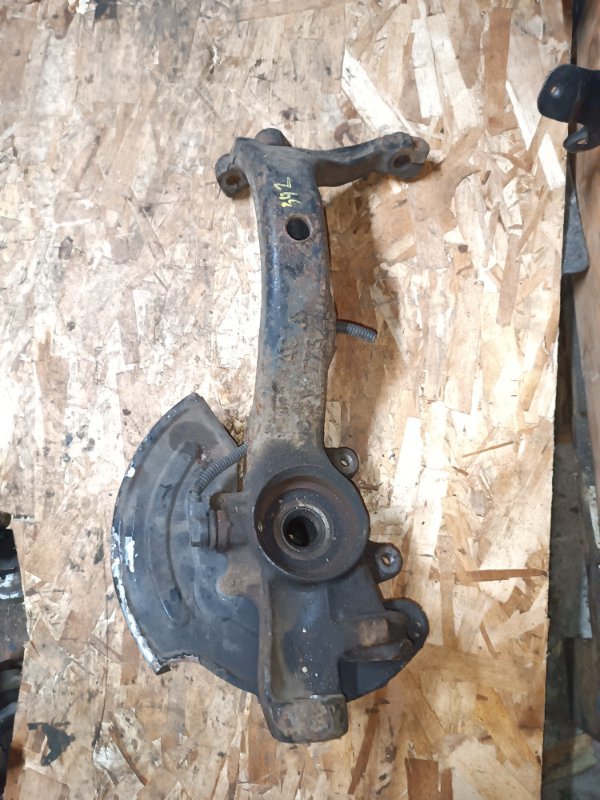Кулак Audi A4 8D2 APT 1.8 2000 перед. прав. (б/у)