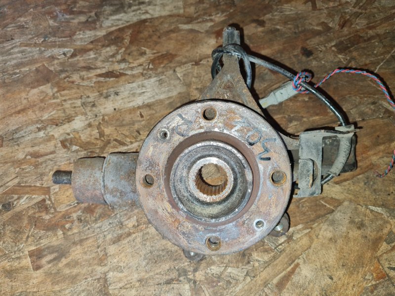 Кулак в сборе со ступицей Peugeot 307 3H RFN EW10J4 2004 прав. (б/у)