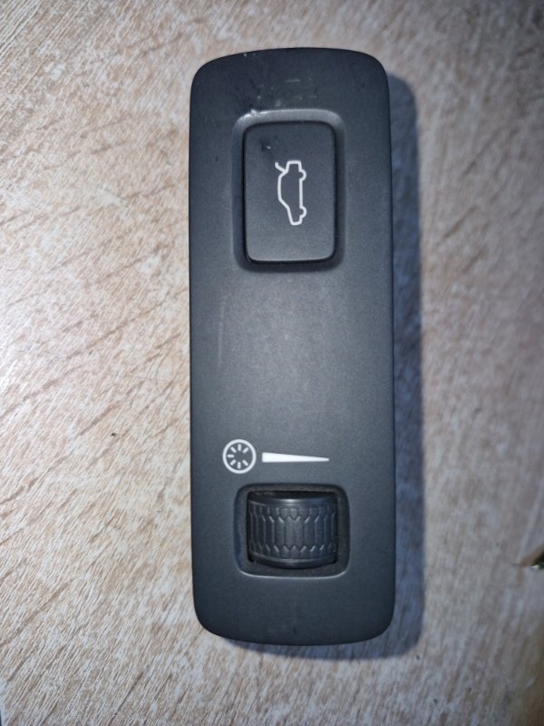 Кнопка крышки багажника Volvo ХС90 ВНЕДОРОЖНИК D4204T11 2015 (б/у)
