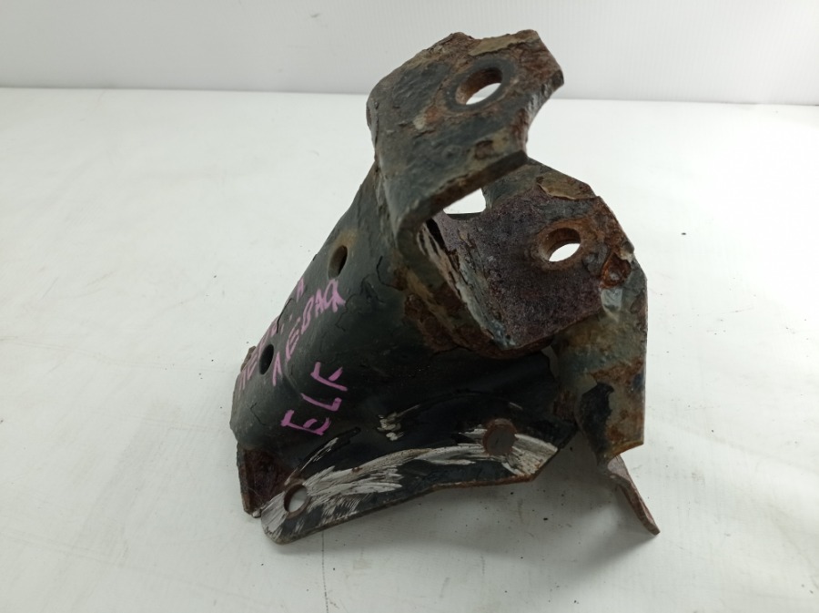 Крепление рессоры заднее левое Elf NPR81