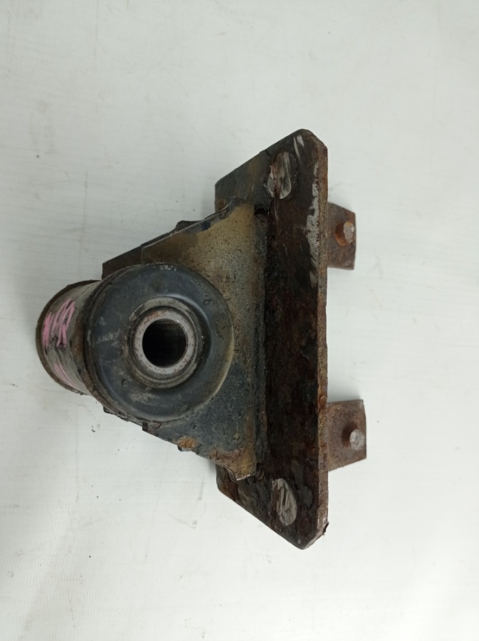 Крепление рессоры заднее левое Elf NPR81