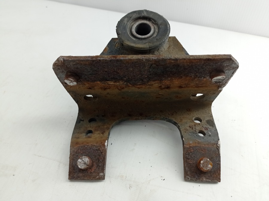 Крепление рессоры заднее левое Isuzu Elf NPR81