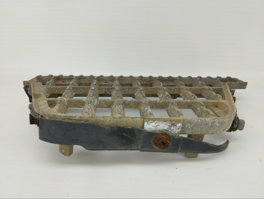 Подножка передняя правая Isuzu Elf NKR72E