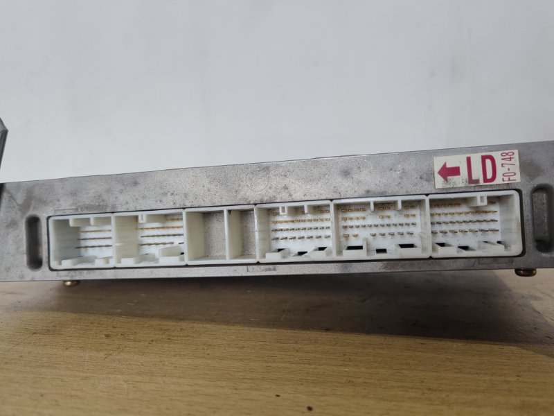 Блок управления двс CELSIOR 2005 UCF31 3UZ-FE