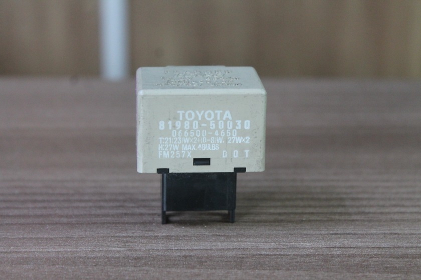 Реле поворота Toyota (б/у) Реле поворота Toyota (б/у)