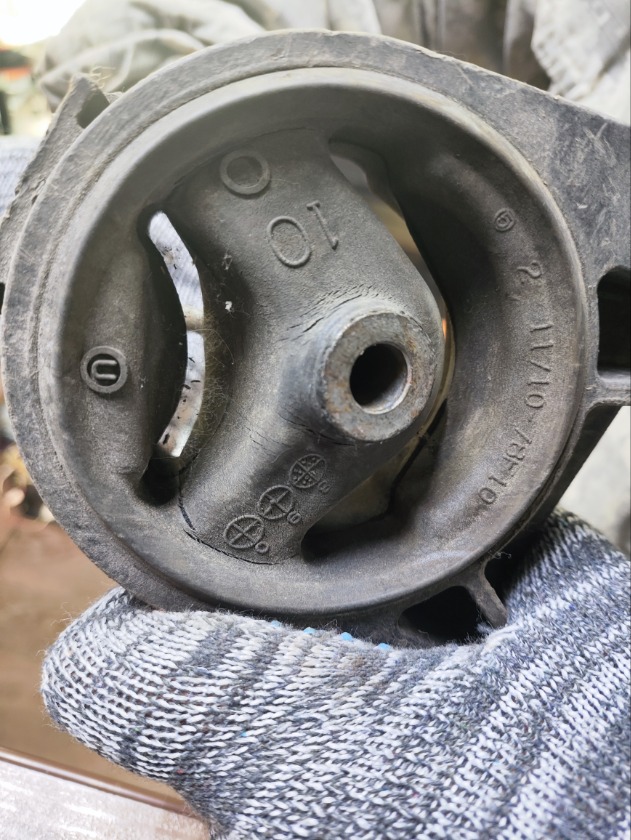Подушка двигателя задняя MW ME34S M13A Подушка двигателя задняя MW ME34S M13A