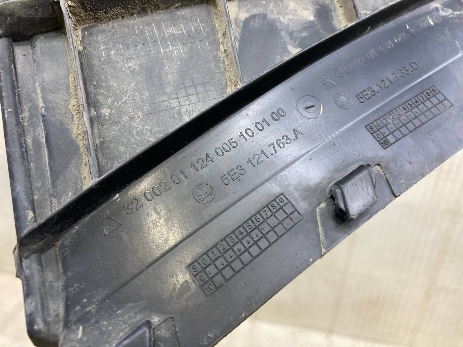 Воздуховод бампера Octavia 2019- A8