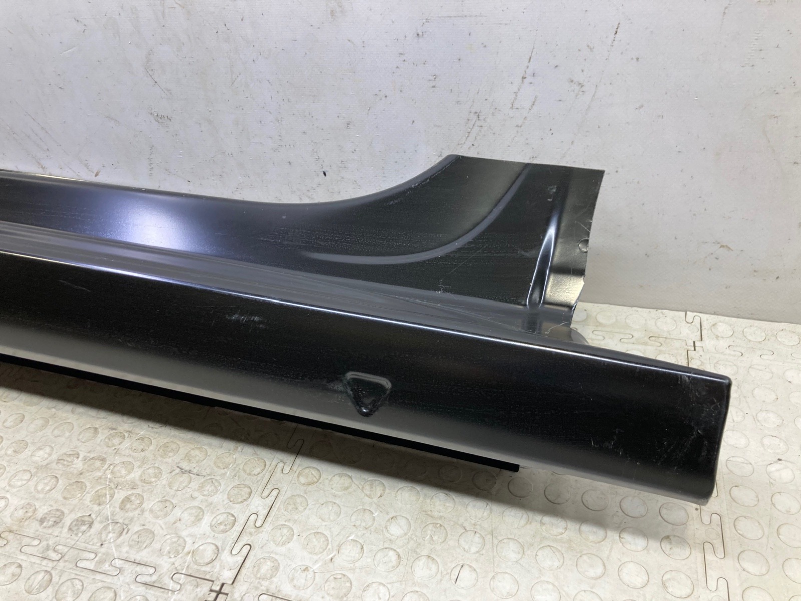 Порог передний правый Skoda Rapid