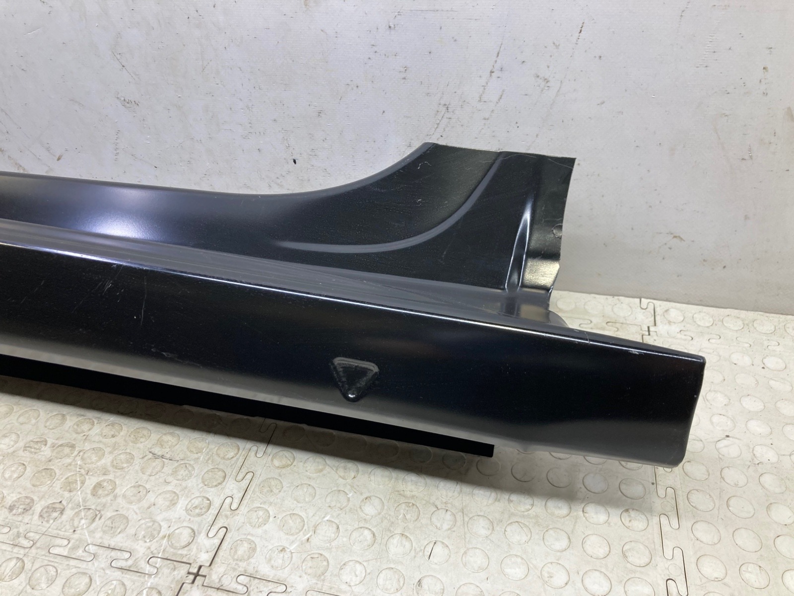 Порог передний правый Skoda Rapid