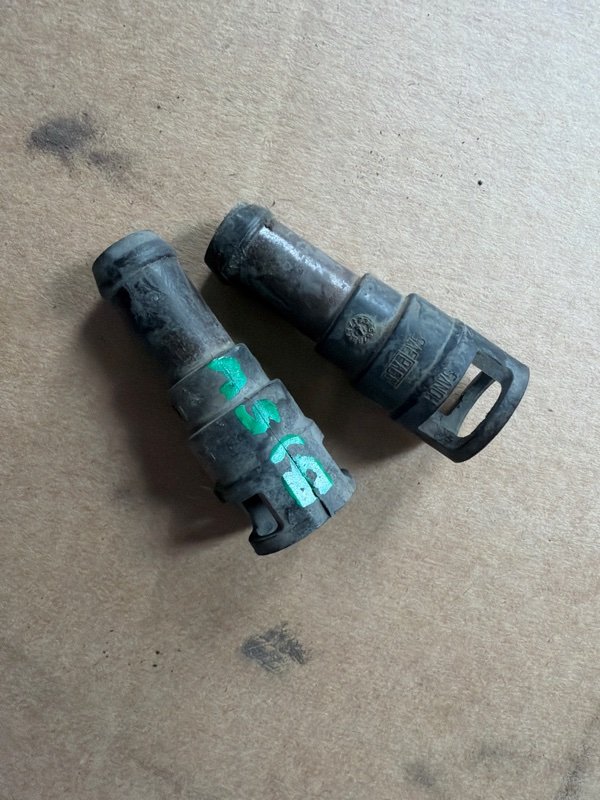 Патрубок радиатора печки MAZDA FAMILIA S-WAGON 2001 BJ5W ZL-DE B45561240A Б/У