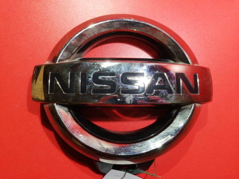 Эмблема Nissan Patrol Y62 VK56DE 2010 передняя (б/у)