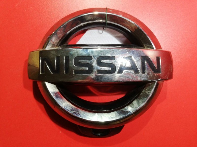 Эмблема Nissan Patrol Y62 VK56DE 2010 передняя (б/у)