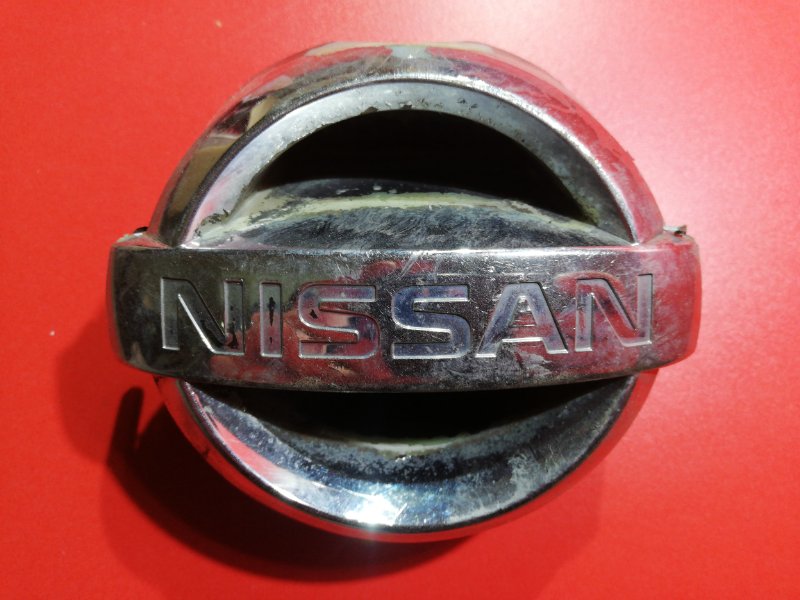 Эмблема Nissan Skyline CPV35 VQ25DD 2001 передняя (б/у)