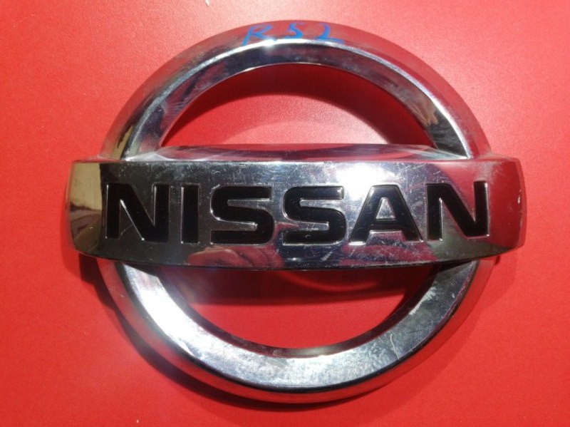 Эмблема Nissan Pathfinder R52 QR25DER 2012 передняя (б/у)