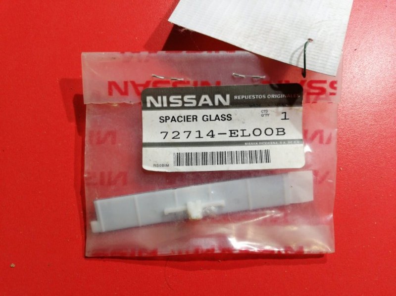 Уплотнитель стекла Nissan Tiida C11X HR15DE 2004