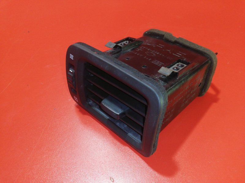 Дефлектор воздушный Nissan Pathfinder R50 VQ35DE 2001 правый (б/у)