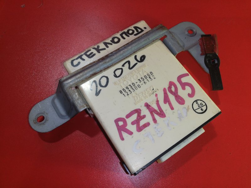 Блок управления стеклоподъемником 5-ой двери Toyota Hilux Surf RZN185 3RZ-FE 1995 (б/у)