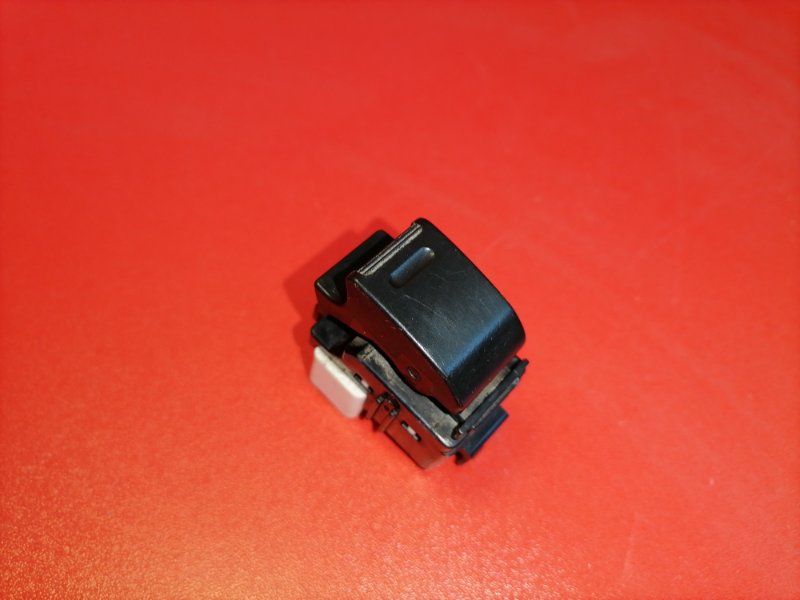 Кнопка стеклоподъёмника Pontiac Vibe ZZE136 1ZZ-FE 2004 передняя правая (б/у)