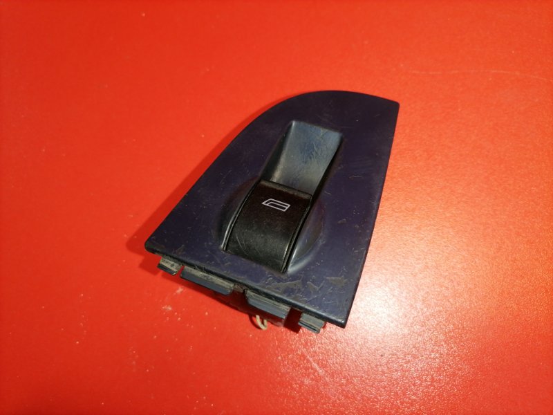 Кнопка стеклоподъёмника Audi A6 4B2 ALF 1997 правая (б/у)