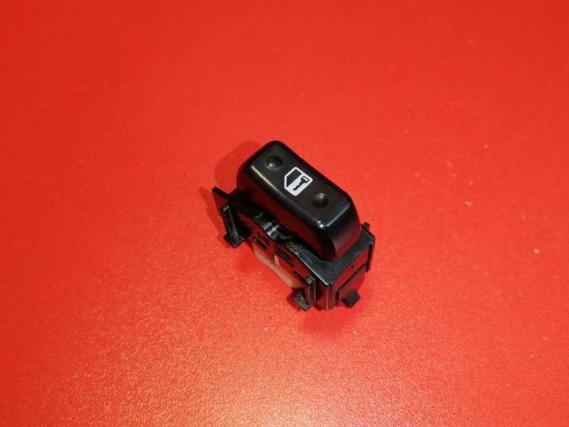 Кнопка центрального замка Toyota Matrix ZZE134L 1ZZ-FE 2002 (б/у)