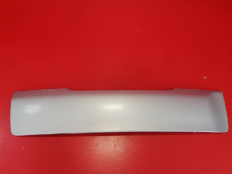 Накладка двери багажника наружная Toyota Funcargo NCP21 1NZ-FE 2002 (б/у)