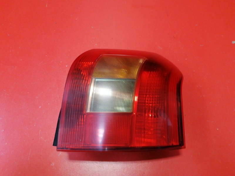 Фонарь Toyota Corolla ZZE121L 3ZZ-FE 2002 задний правый (б/у)