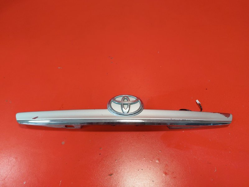 Накладка крышки багажника Toyota Corolla Axio ZRE142 2ZR-FE 2006 (б/у)