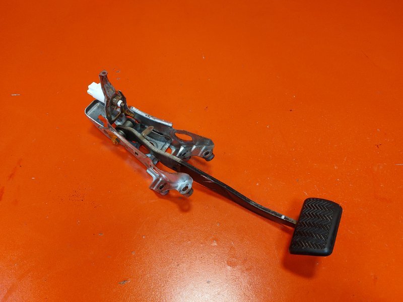 Педаль тормоза Toyota Corolla Axio ZRE142 2ZR-FE 2006 (б/у)