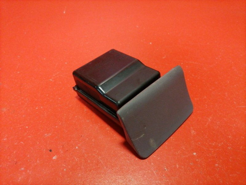 Пепельница Toyota Prius NHW10 1NZ-FXE 1998 передняя (б/у)