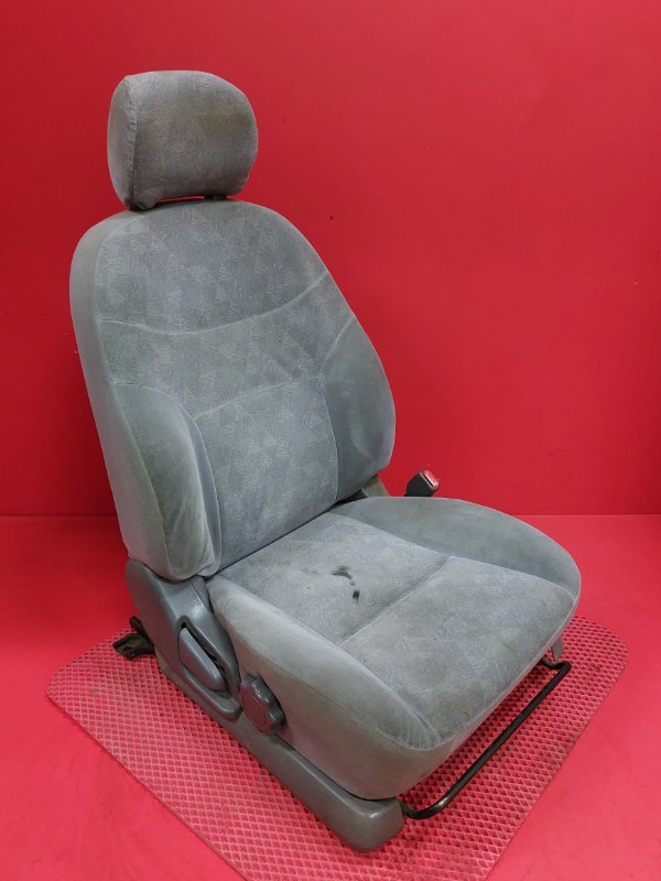 Сиденье Toyota Prius NHW10 1NZ-FXE 1998 переднее правое (б/у)