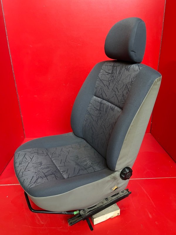Сиденье Renault Logan LS0G K7J 2004 переднее правое (б/у)