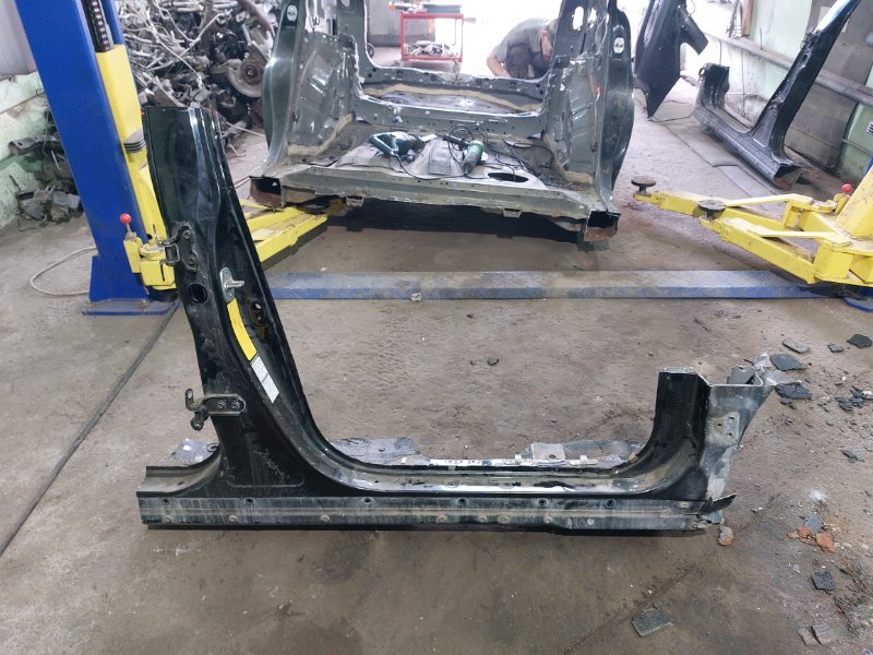Стойка кузова центральная Lexus RX330 MCU38L 3MZ-FE 2003 правая (б/у)