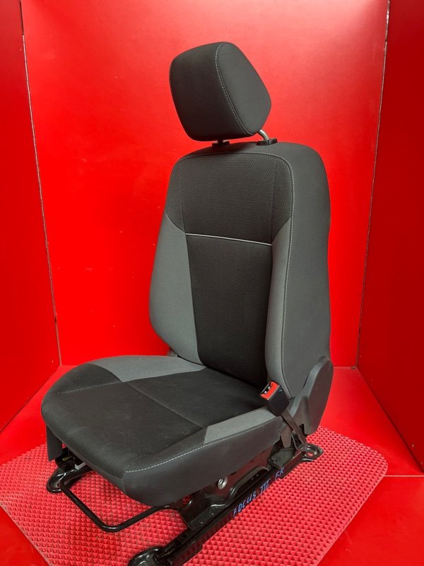 Сиденье Ford Focus CB8 IQDB 2010 переднее правое (б/у)