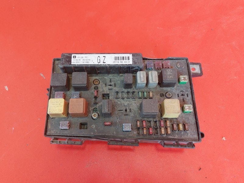 Блок предохранителей подкапотный Opel Astra L48 Z16XEP 2004 (б/у)