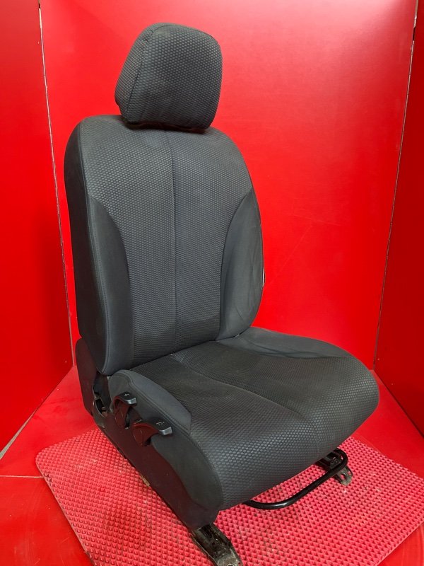 Сиденье Nissan Tiida C11 MR18DE 2008 переднее левое (б/у)