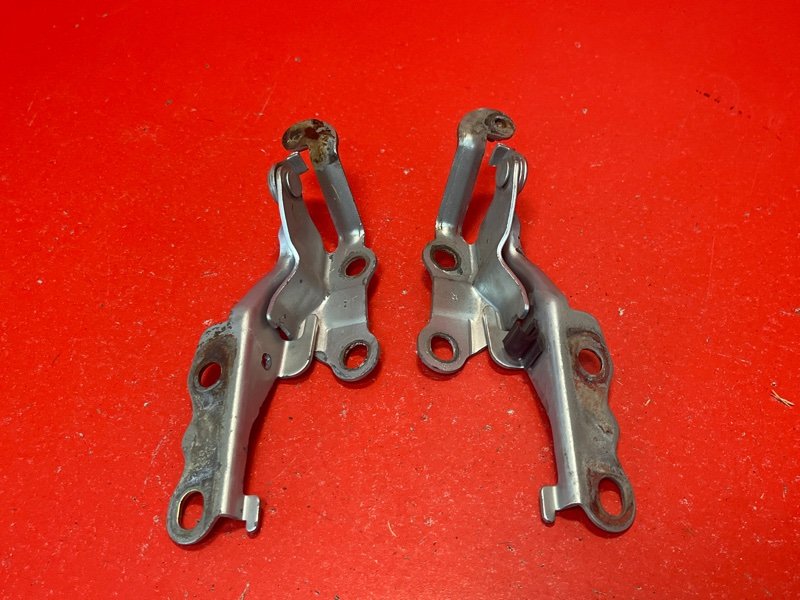 Петля капота Toyota Corolla ZZE120L 4ZZ-FE 2003 (б/у)