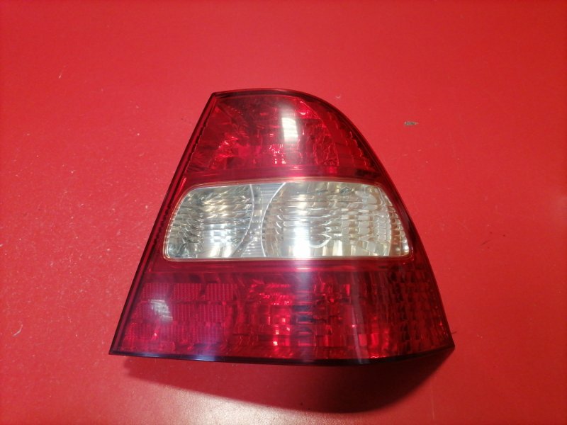 Фонарь Toyota Corolla ZZE120L 4ZZ-FE 2003 задний правый (б/у)
