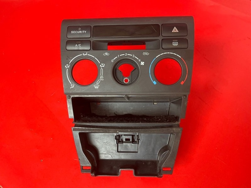 Накладка торпедо центральная Toyota Corolla ZZE120L 4ZZ-FE 2003 (б/у)