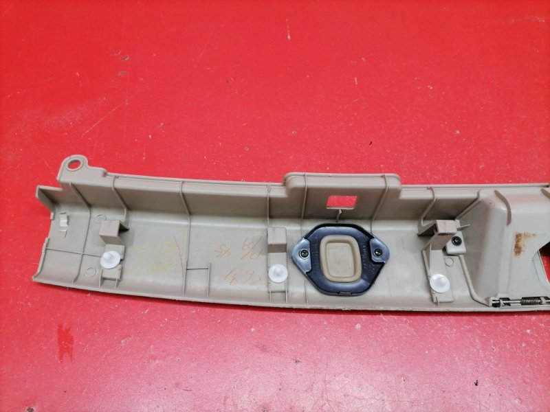 Накладка замка багажника Lexus RX330 MCU38L 3MZ-FE 2003 (б/у) Накладка замка багажника Lexus RX330 MCU38L 3MZ-FE 2003 (б/у)