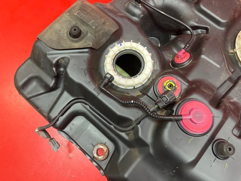 Бак топливный Lexus RX330 MCU38L 3MZ-FE 2003 (б/у) Бак топливный Lexus RX330 MCU38L 3MZ-FE 2003 (б/у)