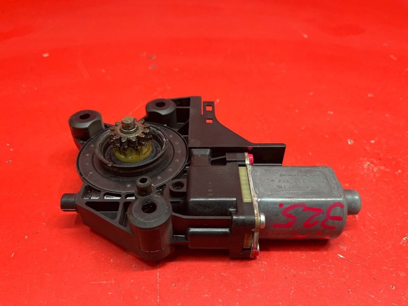 Моторчик стеклоподъемника Ford Focus CB4 SHDA 2010 передний правый (б/у) Моторчик стеклоподъемника Ford Focus CB4 SHDA 2010 передний правый (б/у)