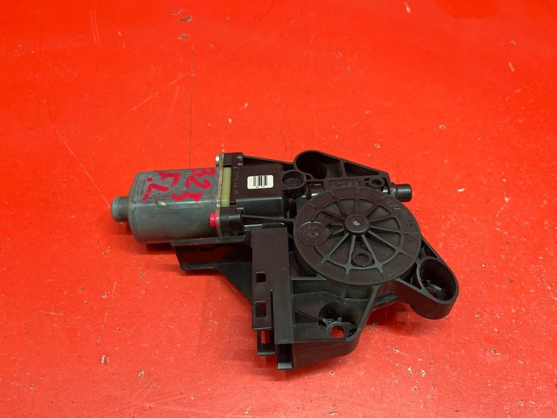 Моторчик стеклоподъемника Ford Focus CB4 SHDA 2010 передний левый (б/у) Моторчик стеклоподъемника Ford Focus CB4 SHDA 2010 передний левый (б/у)