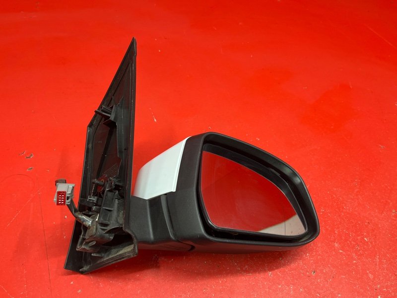 Зеркало Ford Focus CB4 SHDA 2010 правое (б/у) Зеркало Ford Focus CB4 SHDA 2010 правое (б/у)